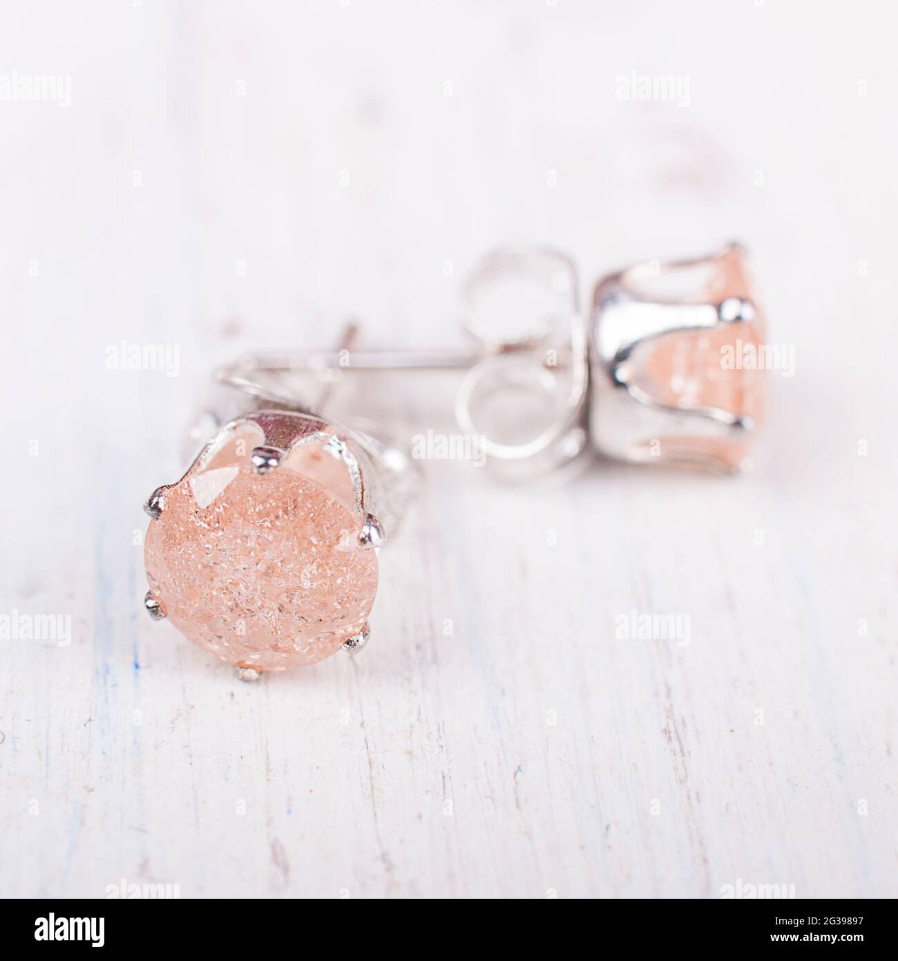 Ohrringe für ein Mädchen. Niedliche, silberne Ohrringe. Stockfoto