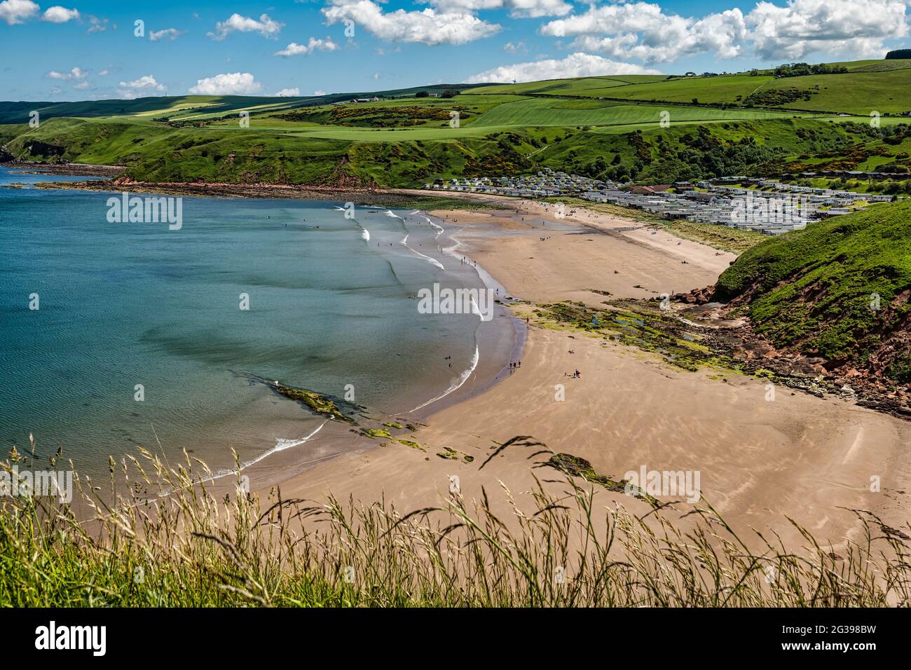 Blick auf den Pease Bay Ferienpark mit Mobilheimen an sonnigen Sommertag, Berwickshire, Scottish Borders, Schottland, Großbritannien Stockfoto
