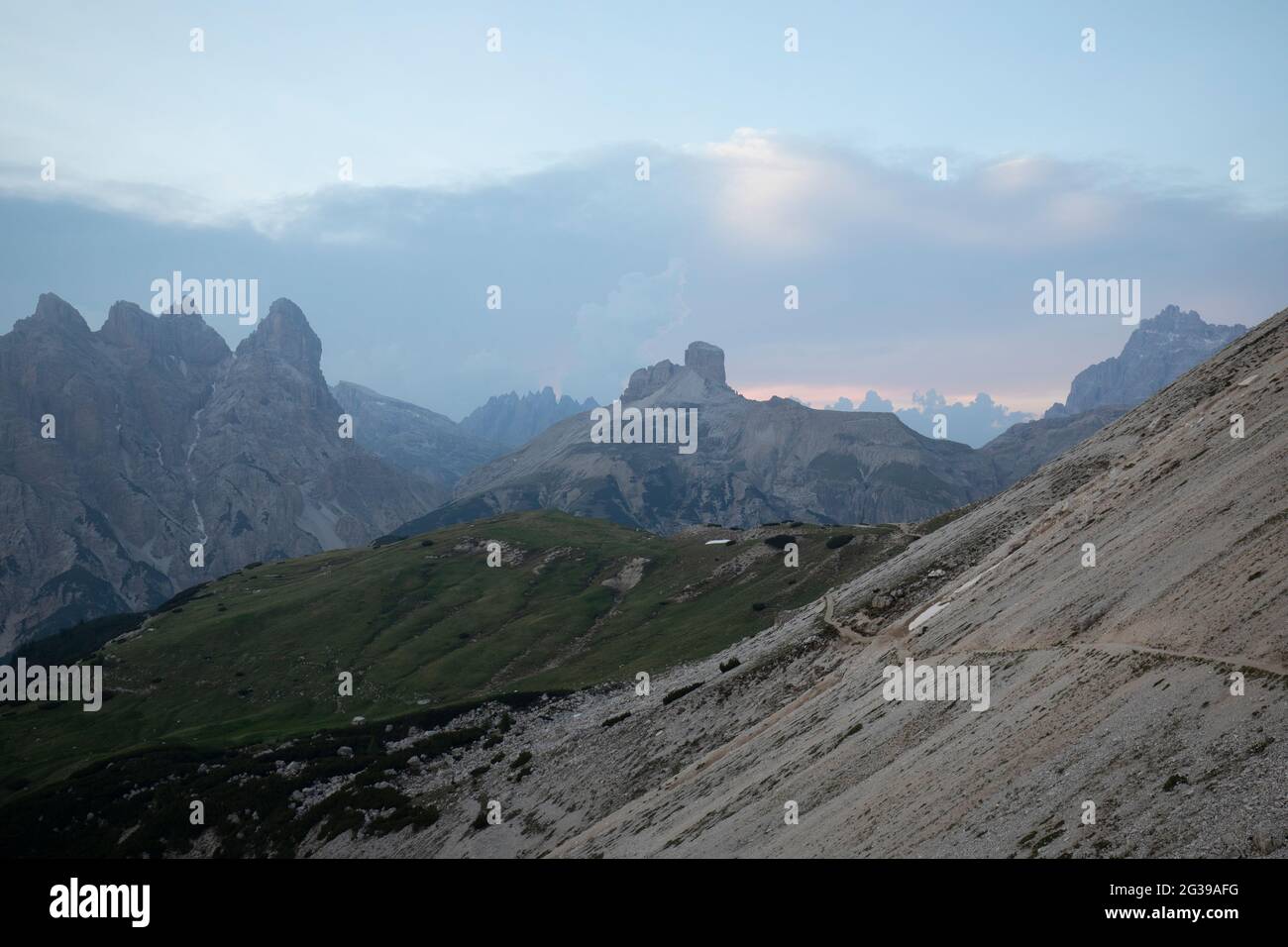 Berg In Den Italienischen Alpen 8 Buchstaben Panoramalandschaft in den alpen mit bergen der dolomiten -Fotos und