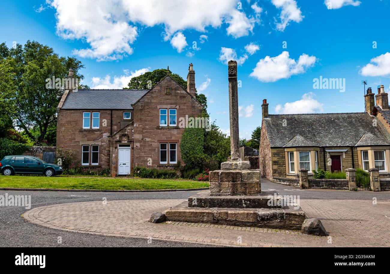 Alter abgenutzter Markt oder mercat kreuzen sich im Dorfzentrum von Cockburnspath, Berwickshire, Scottish Borders, Schottland, Großbritannien Stockfoto