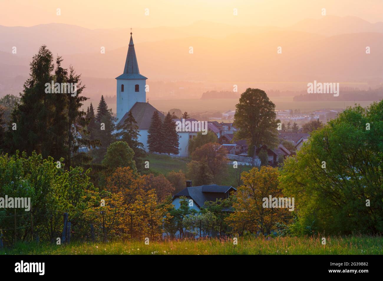 Gotische Kirche in einem Dorf Horna Stubna in Turiec Region, Slowakei. Stockfoto