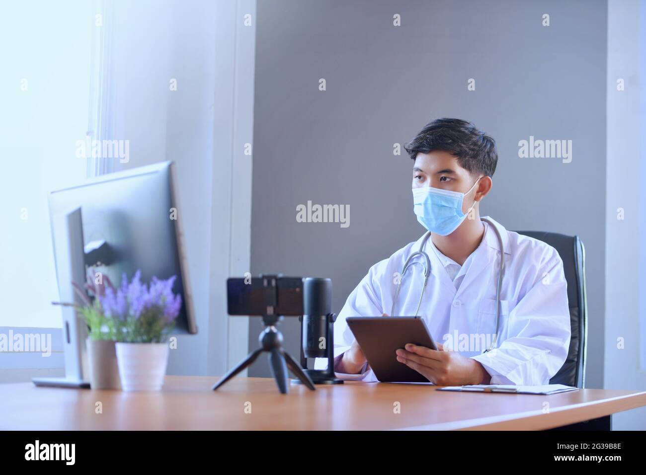 Ärzte verwenden Tablet und Computer in der Arbeitsniederlassung Krankenhaus Stockfoto