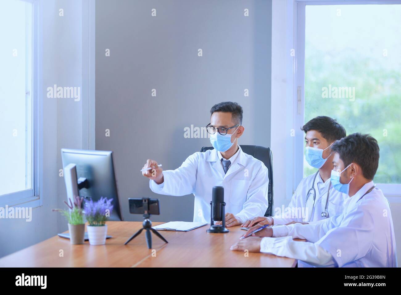 Gruppe von Ärzten, die die Arbeit im Büro besprechen Stockfoto