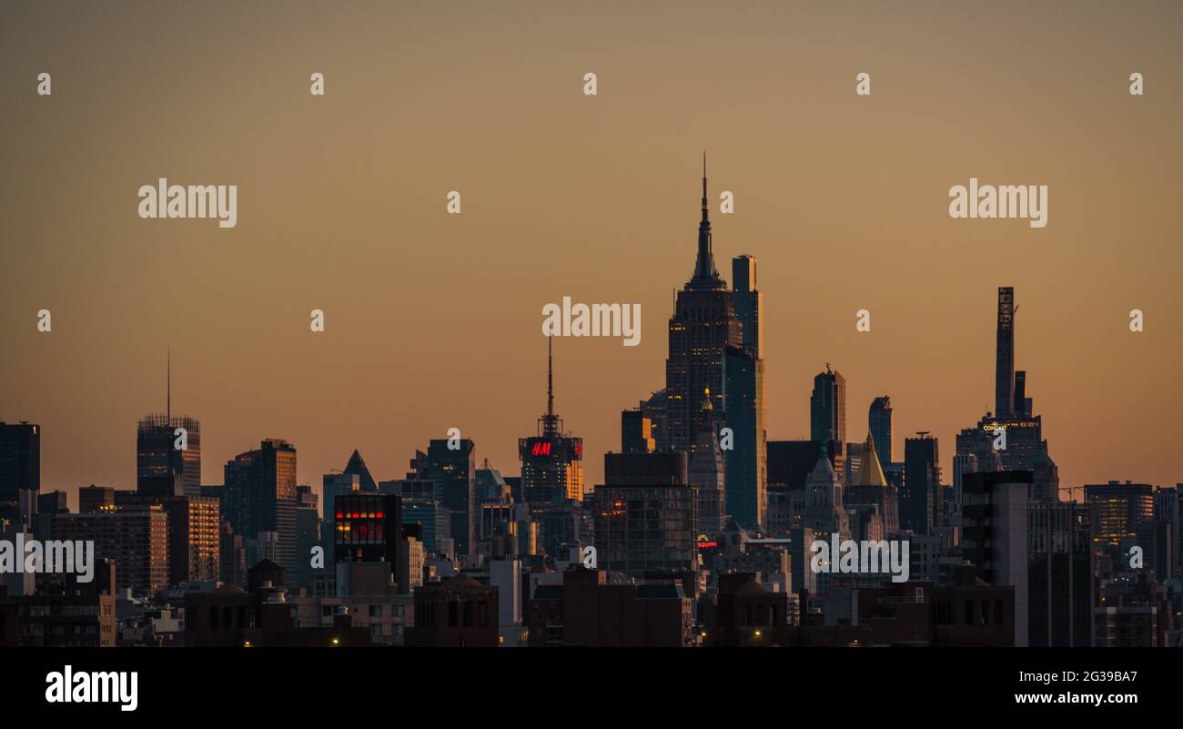 Panoramablick auf den Sonnenuntergang in New York City Stockfoto
