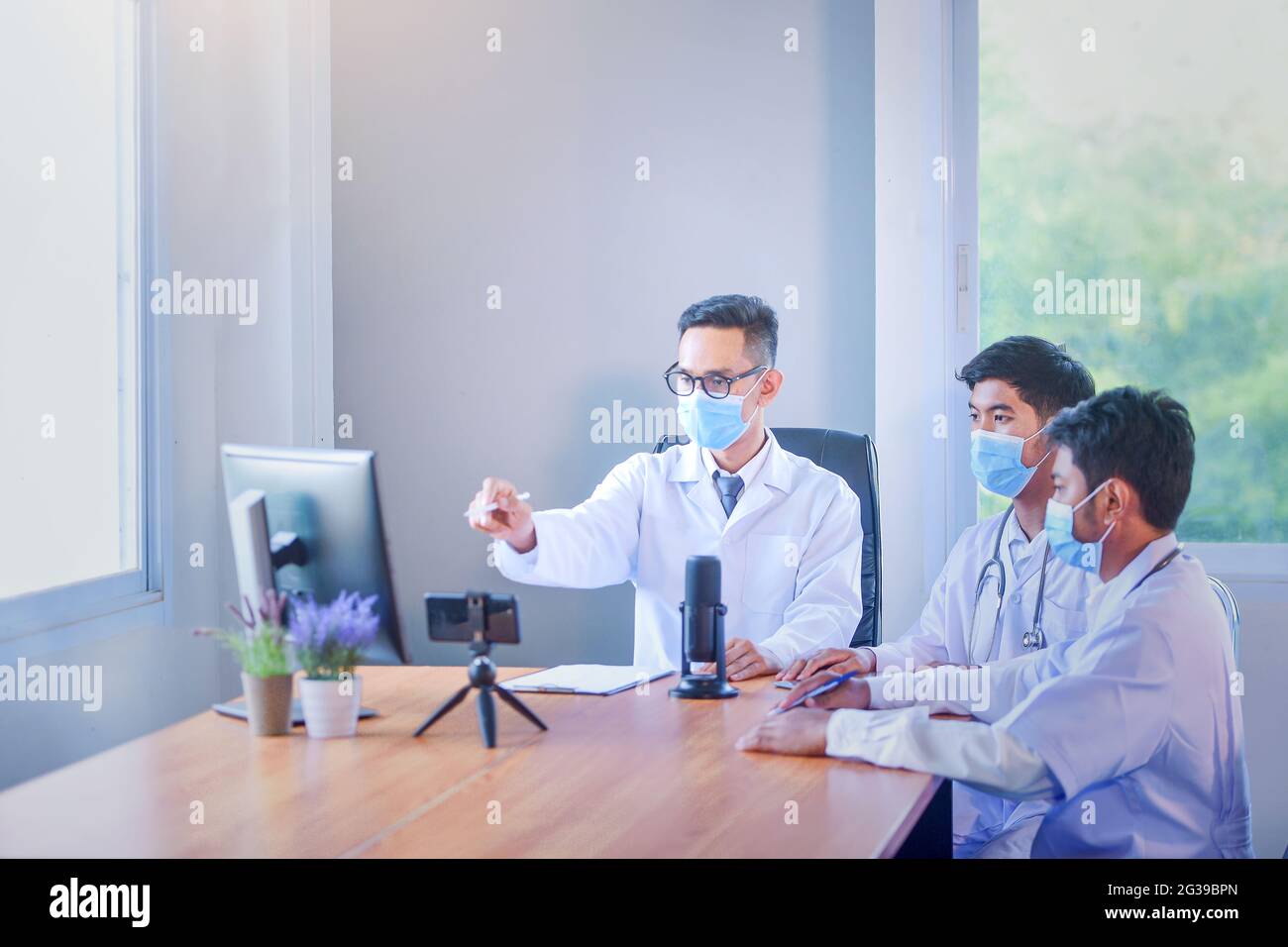Arztbesprechung mit Videoanruf und Stethoskop im modernen Büro Stockfoto