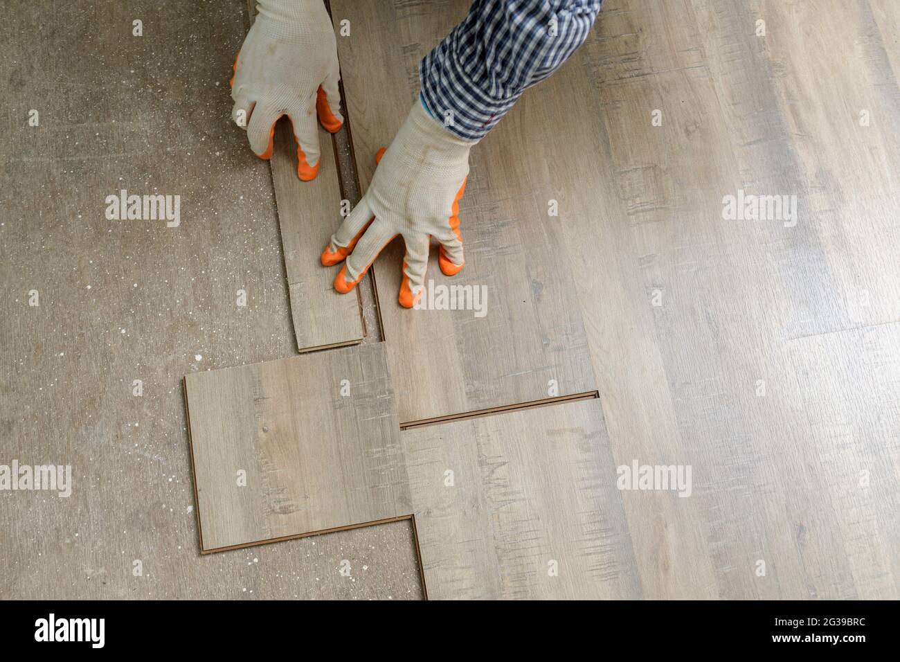 Home Fliesen Verbesserung - Handwerker mit Level.Tiler arbeitet mit Bodenbelag Stockfoto