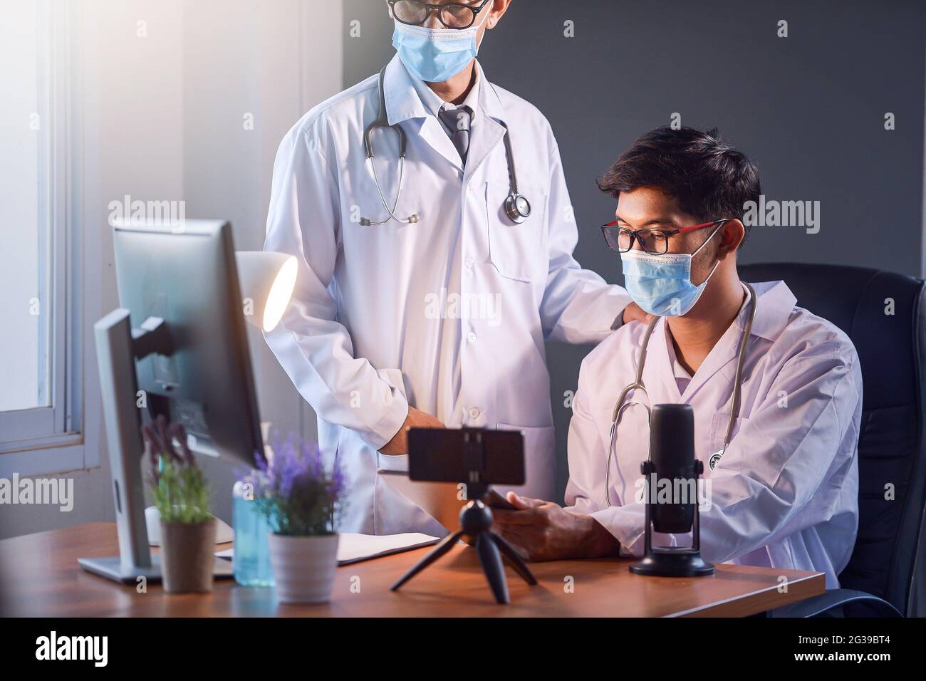 Arztbesprechung mit Videoanruf und Stethoskop im modernen Büro Stockfoto