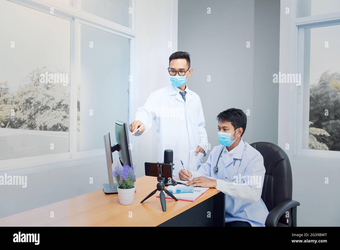 Video des Arztes im Chat mit einem älteren Patienten.doctor Stockfoto