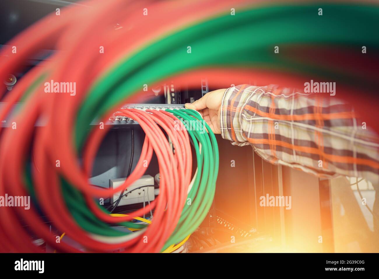 Netzwerk-Switch Und Ethernet-Kabel, Rechenzentrumskonzept. Stockfoto