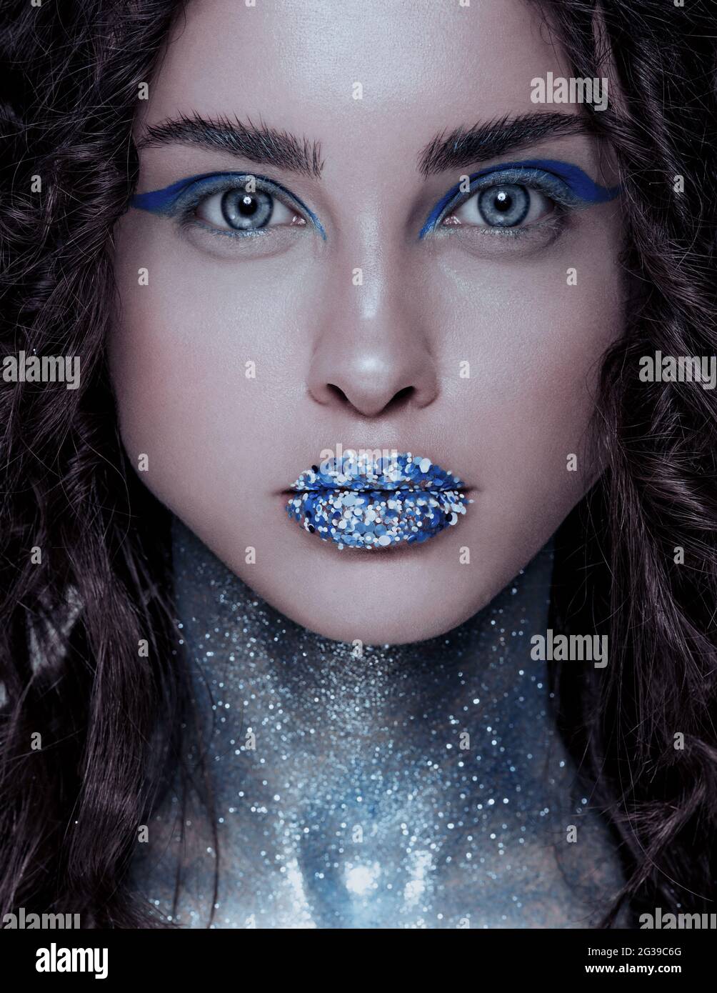 Schöne brünette Meerjungfrau Frau mit kreativen blau und Glitzer Make-up  und Schmuck auf ihrem nassen Haarstyled Kopf, buschige Augenbrauen  Stockfotografie - Alamy