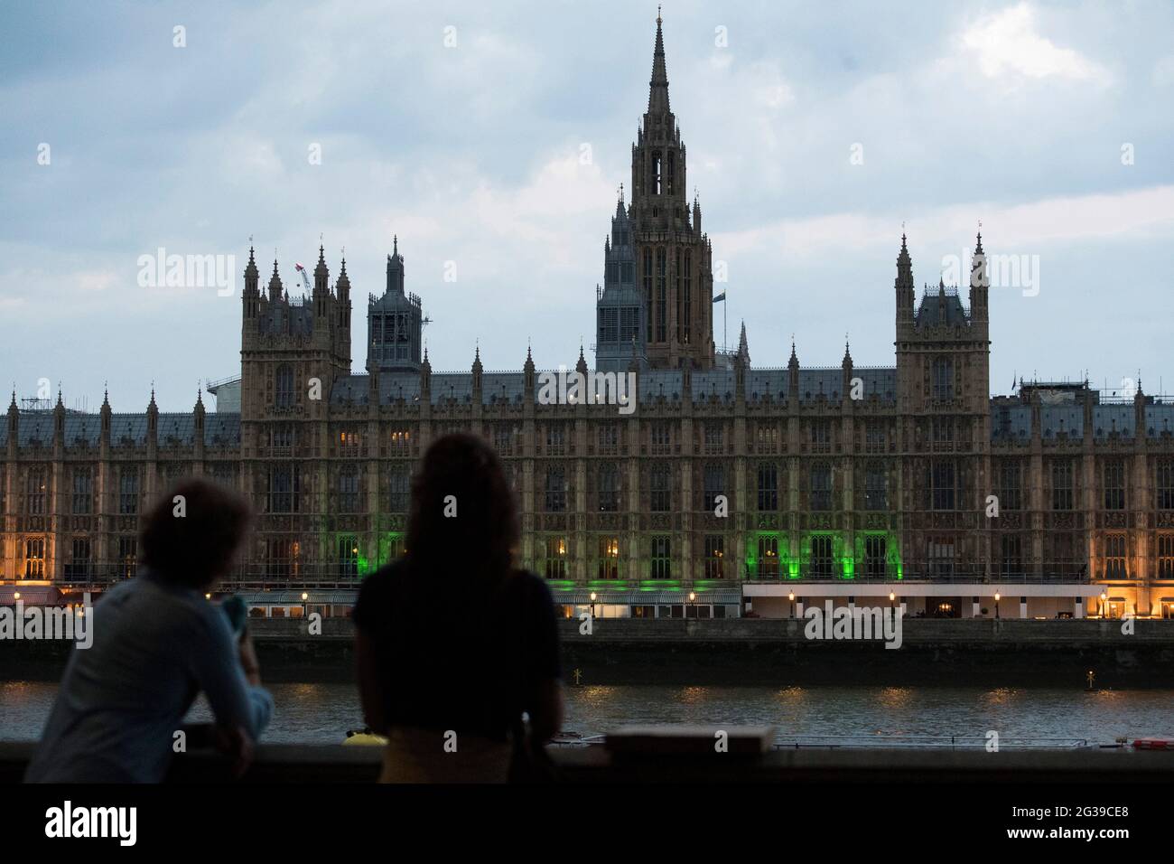 Der Palast von Westminster in London wird grün beleuchtet, um an die 72 Toten und alle Betroffenen des Feuers im Grenfell Tower von 2017 zu erinnern. Bilddatum: Montag, 14. Juni 2021. Stockfoto