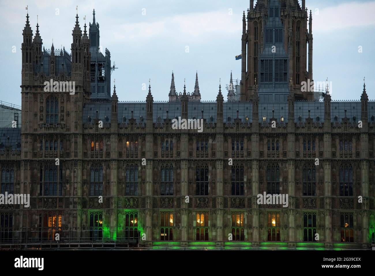 Der Palast von Westminster in London wird grün beleuchtet, um an die 72 Toten und alle Betroffenen des Feuers im Grenfell Tower von 2017 zu erinnern. Bilddatum: Montag, 14. Juni 2021. Stockfoto