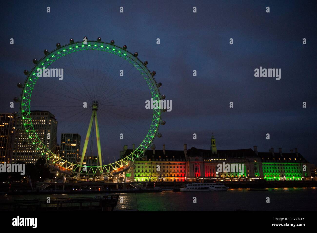 Das London Eye in Westminster, London, wird grün beleuchtet, um an die 72 Toten und alle, die von der Tragödie des Brandes im Grenfell Tower von 2017 betroffen waren, zu erinnern. Bilddatum: Montag, 14. Juni 2021. Stockfoto