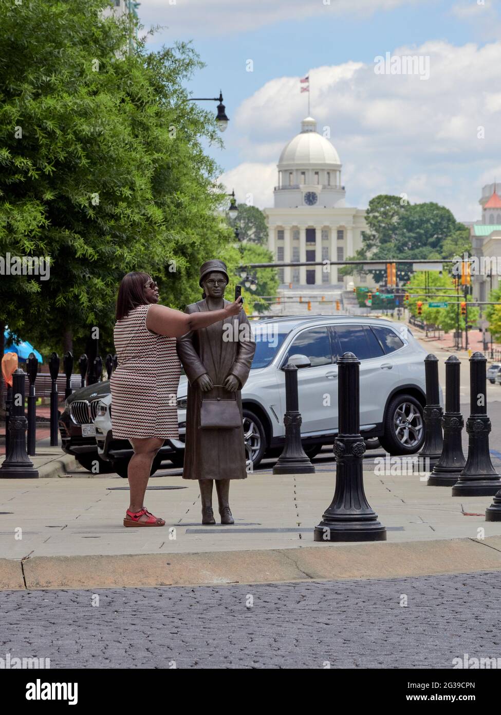 Eine schwarze afroamerikanische Frau, die ein Selfie neben der Bürgerrechtlerin macht, einer Statue von Rosa Parks in Montgomery, Alabama, USA Stockfoto