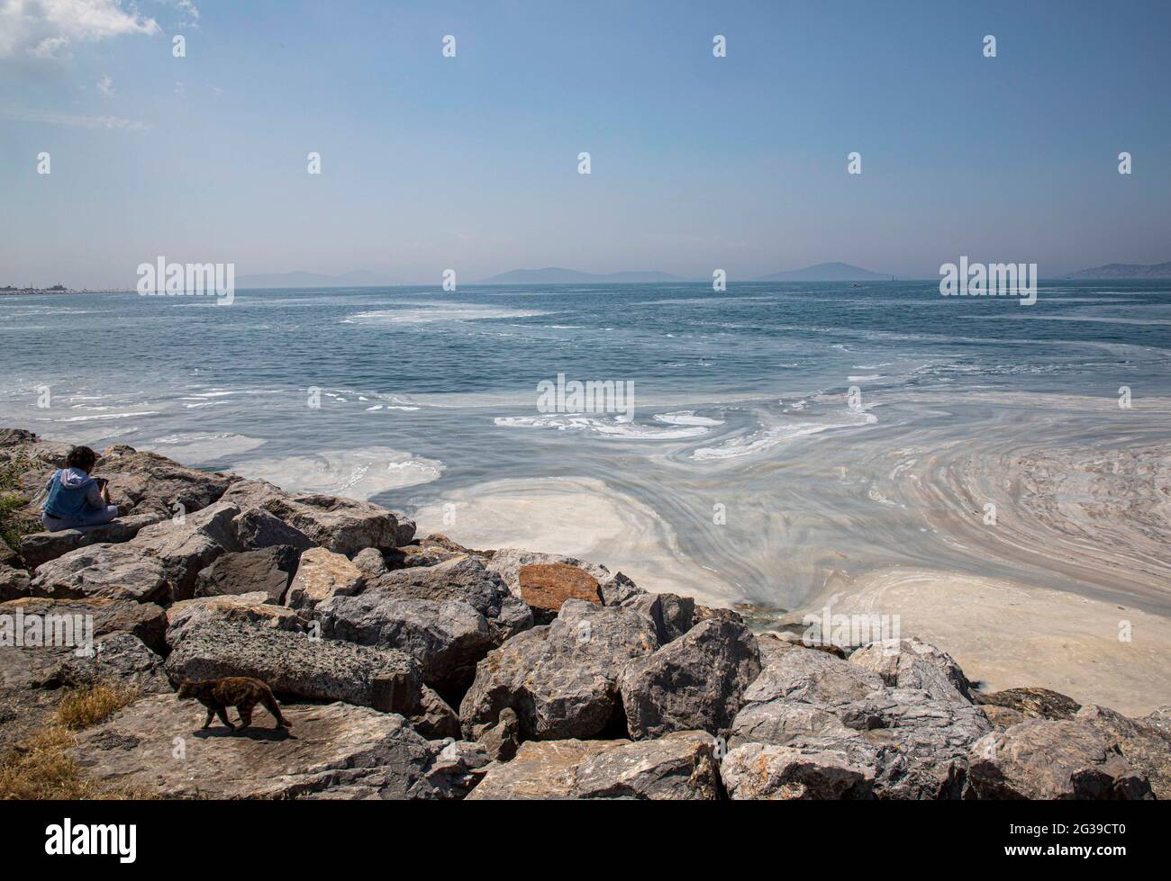 Istanbul. Juni 2021. Das am 11. Juni 2021 aufgenommene Foto zeigt Schleim, bekannt als Seesnot im Marmarameer vor Istanbul, Türkei. Die Türkei hat sich bereit gemacht, den Schleim zu bekämpfen, der das Marmarameer in der dicht besiedelten Industrieregion des Landes heimsucht. Quelle: Osman Orsal/Xinhua/Alamy Live News Stockfoto