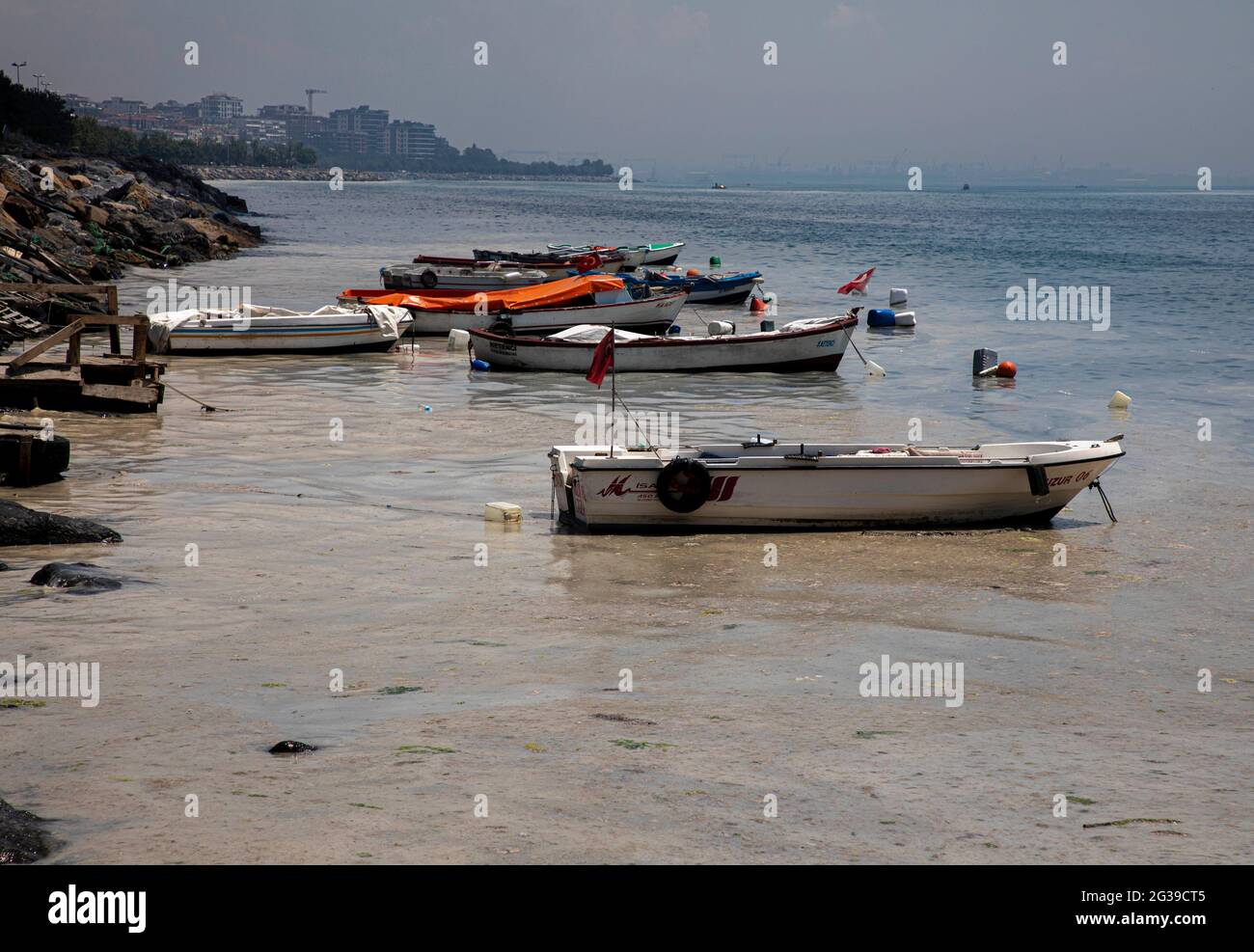 Istanbul. Juni 2021. Das am 11. Juni 2021 aufgenommene Foto zeigt Schleim, bekannt als Seesnot im Marmarameer vor Istanbul, Türkei. Die Türkei hat sich bereit gemacht, den Schleim zu bekämpfen, der das Marmarameer in der dicht besiedelten Industrieregion des Landes heimsucht. Quelle: Osman Orsal/Xinhua/Alamy Live News Stockfoto