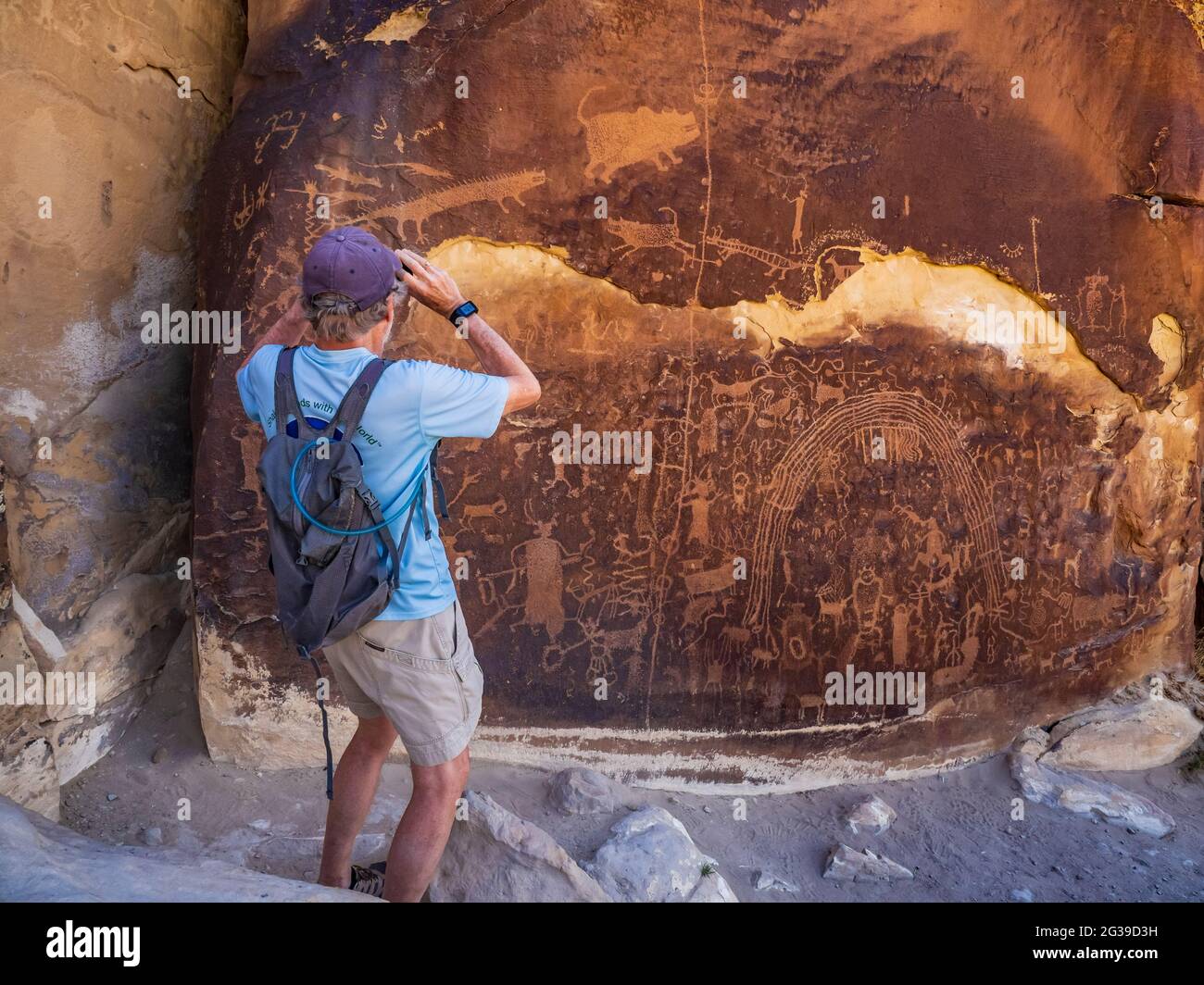 Man fotografiert Rochester Creek Petroglyph Panel in der Nähe von Emery, Utah. Stockfoto