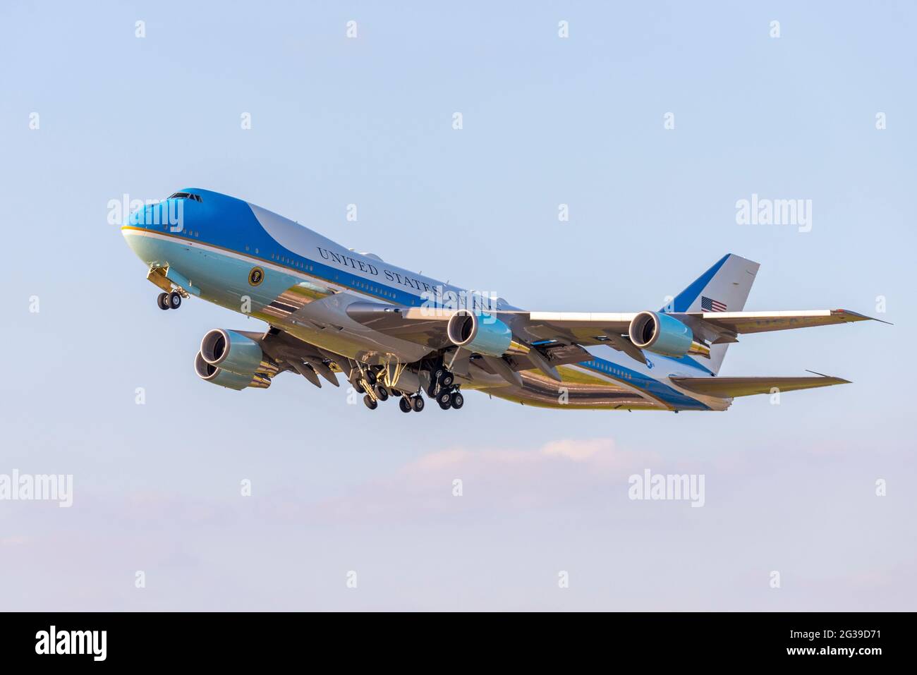 Air Force ein Düsenflugzeug mit US-Präsident Joe Biden, der nach dem G7-Gipfel vom London Heathrow Airport in Großbritannien nach Brüssel abfliegt. Boeing VC-25A Stockfoto