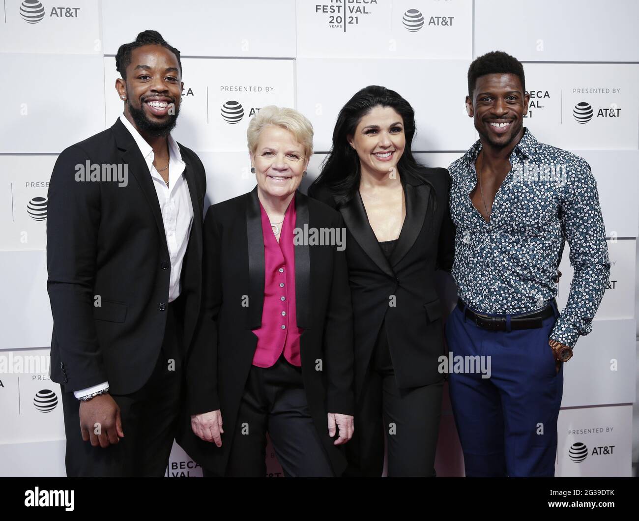 New York, Usa. Juni 2021. Jonathan Rush, Marin Alsop, Alexandra Arrieche und Curtis Banister treffen am 14. Juni 2021 in New York City auf dem roten Teppich bei der Premiere von „The Conductor“ beim Tribeca Festival 2021 in den Hudson Yards ein. Foto von John Angelillo/UPI Credit: UPI/Alamy Live News Stockfoto