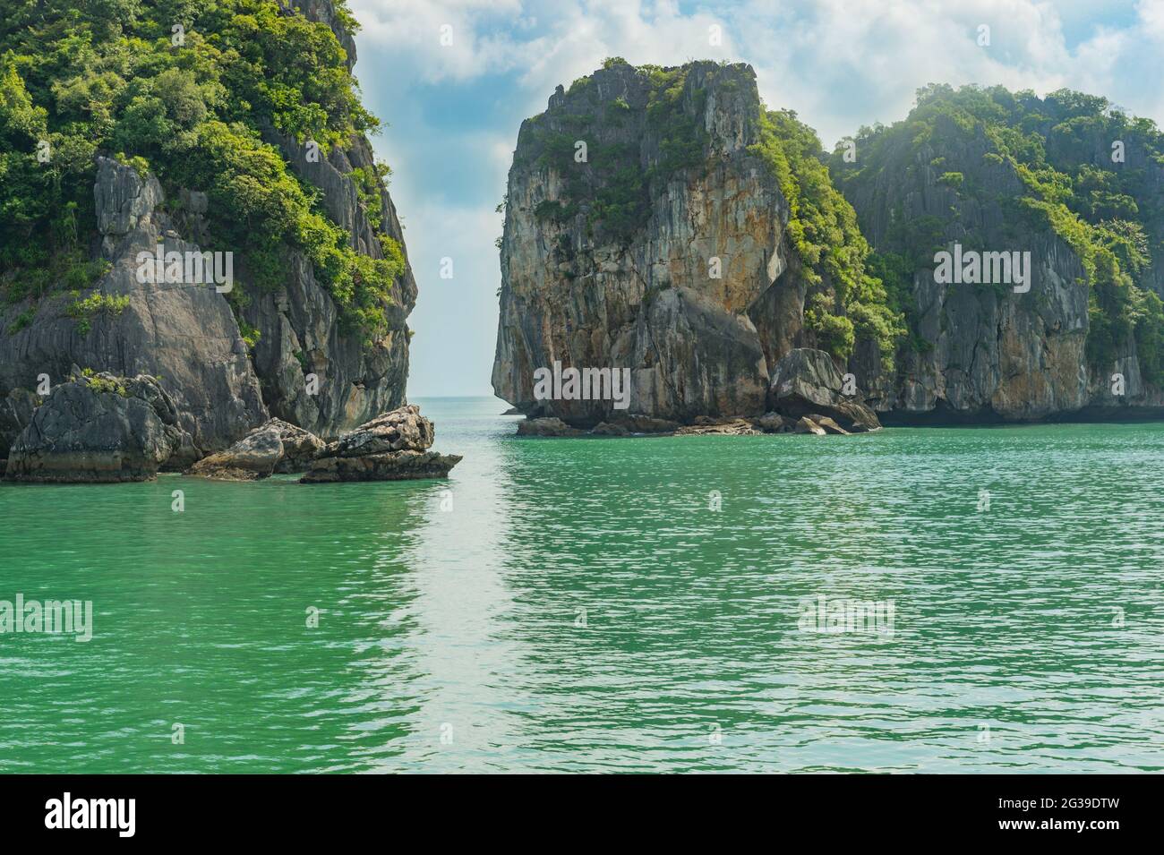 Ein enger Eingang zwischen den Felsen in der Ha Long Bay, Vietnam Stockfoto