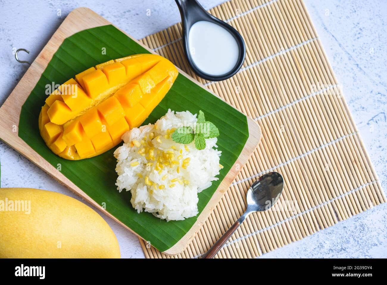Reifer Mango-Reis mit Kokosmilch gekocht, klebriger Reis Sommer tropische  Früchte Essen Asian Thai Dessert süße Mango-Schale und in Scheiben  geschnitten auf Bananenblatt und Fre Stockfotografie - Alamy