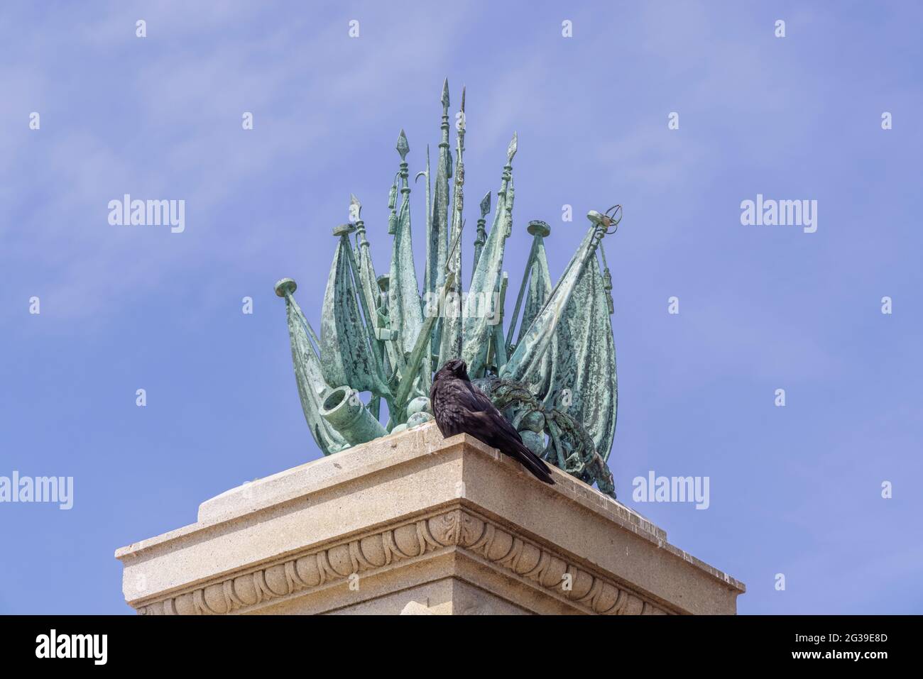 Vogel (Krähe) auf dem HMS Shannon Memorial an der Strandpromenade, Clarence Esplanade, Portsmouth, Hampshire, Südküste Englands Stockfoto