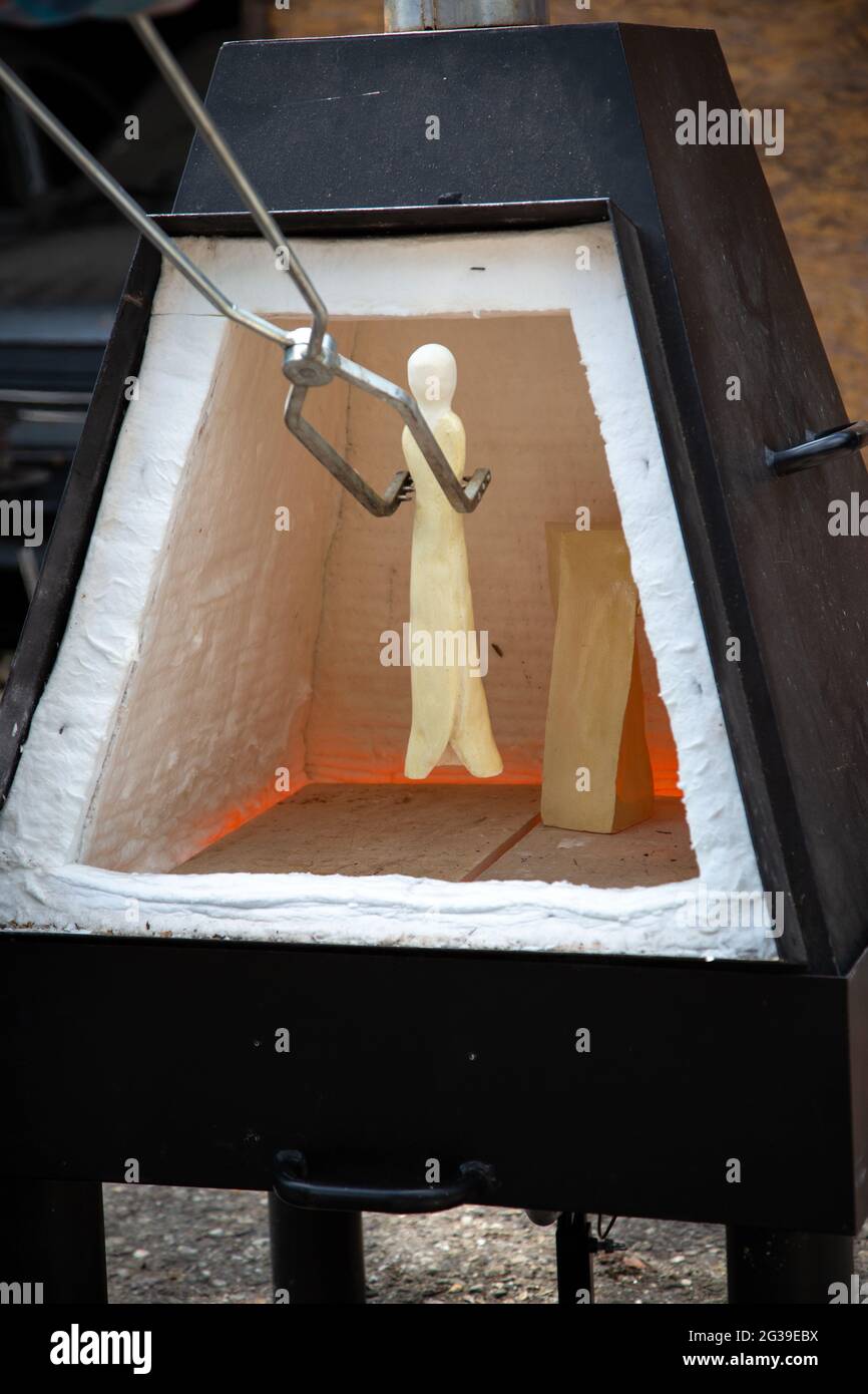 Eine handgemachte Figur aus dem Ofen - japanische Raku-Verglasung führt zu einzigartigen, unvorhersehbaren Stücken. Stockfoto