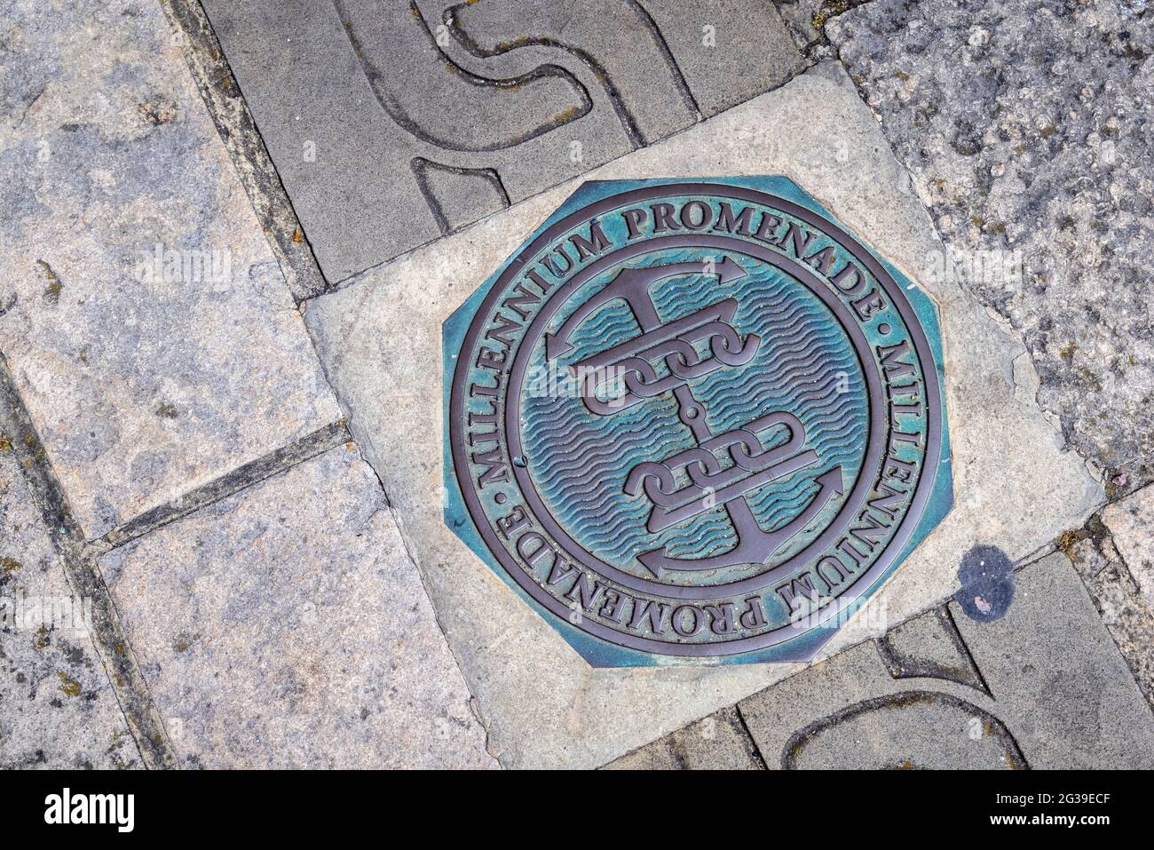 Markierung für die Küsten-Millennium Promenade Spaziergang an der Strandpromenade im Bürgersteig in Old Portsmouth, Hampshire, Südküste Englands Stockfoto