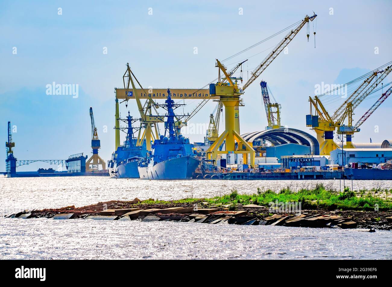 Militärkriegsschiffe sind im Bau bei Ingalls Shipbuilding, einer Abteilung von Huntington Ingalls Industries in Pascagoula, Mississippi. Stockfoto