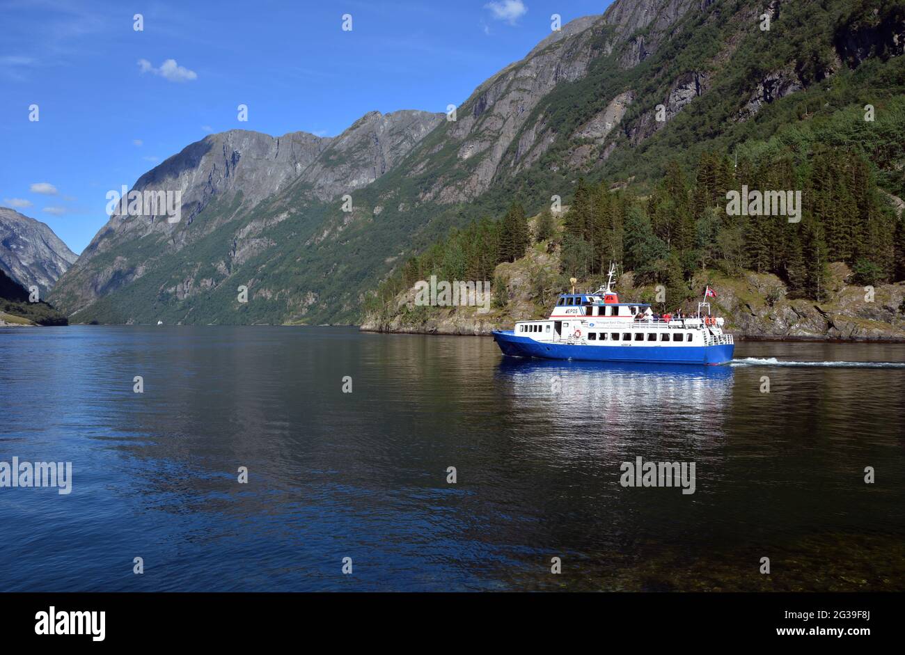 GUDVANGEN, NORWEGEN - 13. Aug 2018: Panoramablick auf ein EPOS-Boot auf einer norwegischen Fjordreise an einem sonnigen Tag. Stockfoto