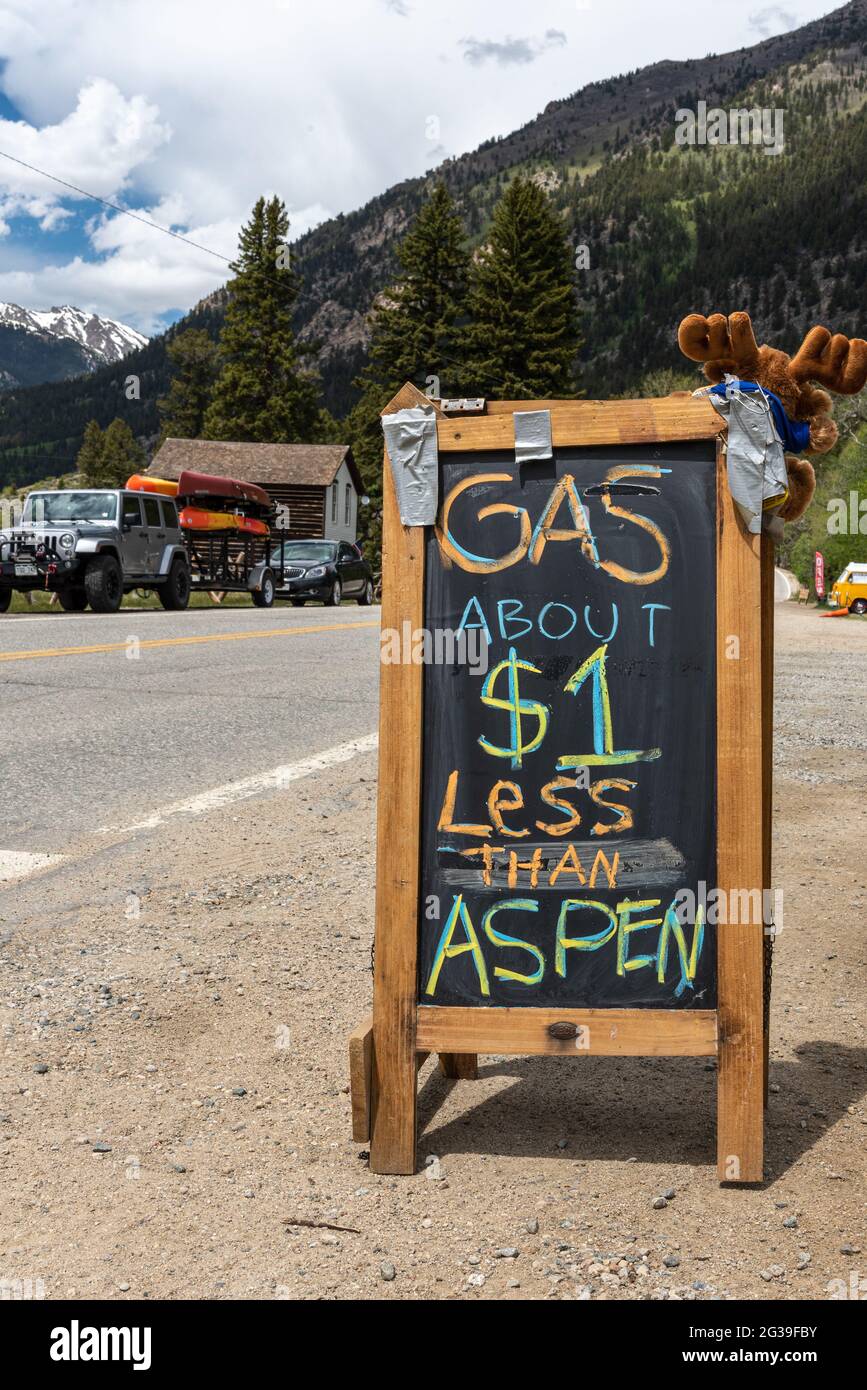 Eine Tafel in Twin Lakes, Colorado, auf dem Independence Pass, wirbt mit dem Preis für Gas um die Nummer 1 unter Aspen. Stockfoto