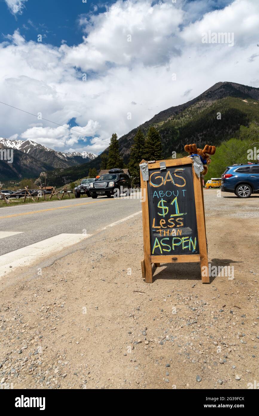 Eine Tafel in Twin Lakes, Colorado, auf dem Independence Pass, wirbt mit dem Preis für Gas um die Nummer 1 unter Aspen. Stockfoto