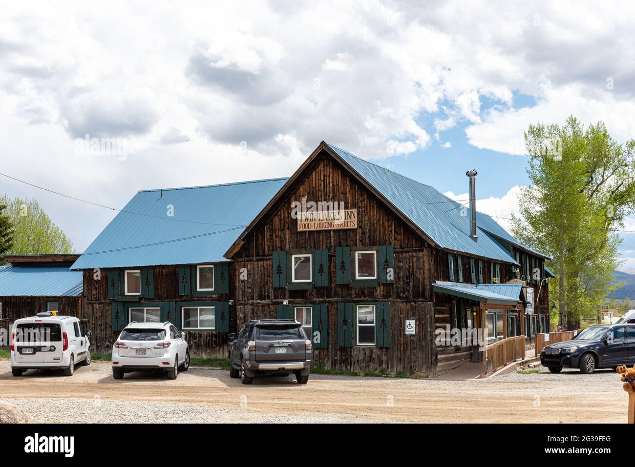 Das Twin Lakes Inn, ein zweistöckiges Motel aus Holz, liegt am Fuße des Independence Pass in den Rocky Mountains. Stockfoto