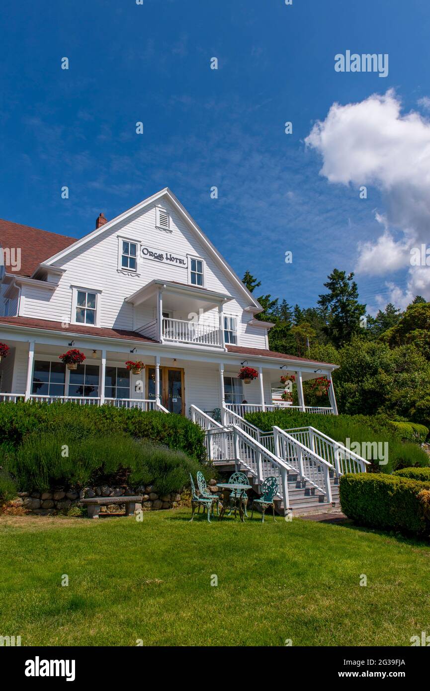 Das Orcas Hotel, ein historisches Gasthaus und Café aus dem Jahr 1904, befindet sich im Dorf Orcas auf der Insel Orcas auf den San Juan Inseln im US-Bundesstaat Washington. Stockfoto