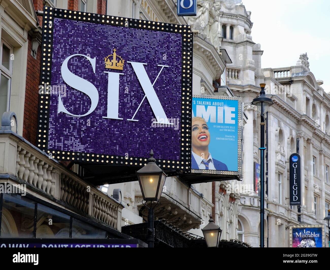 Werbetafeln für Musicals Six, Jamie und Les Miserables hängen vor den Theatern in der Shaftesbury Avenue, während die Branche während Covid weiter kämpft. Stockfoto