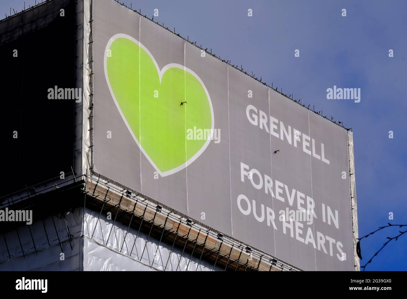 Die Plane bedeckt die ausgebrannte Muschel des Grenfell-Turms mit dem grünen Herzen, das zum Symbol für alle wurde, die von der Tragödie betroffen waren und 72 Menschenleben verloren Stockfoto