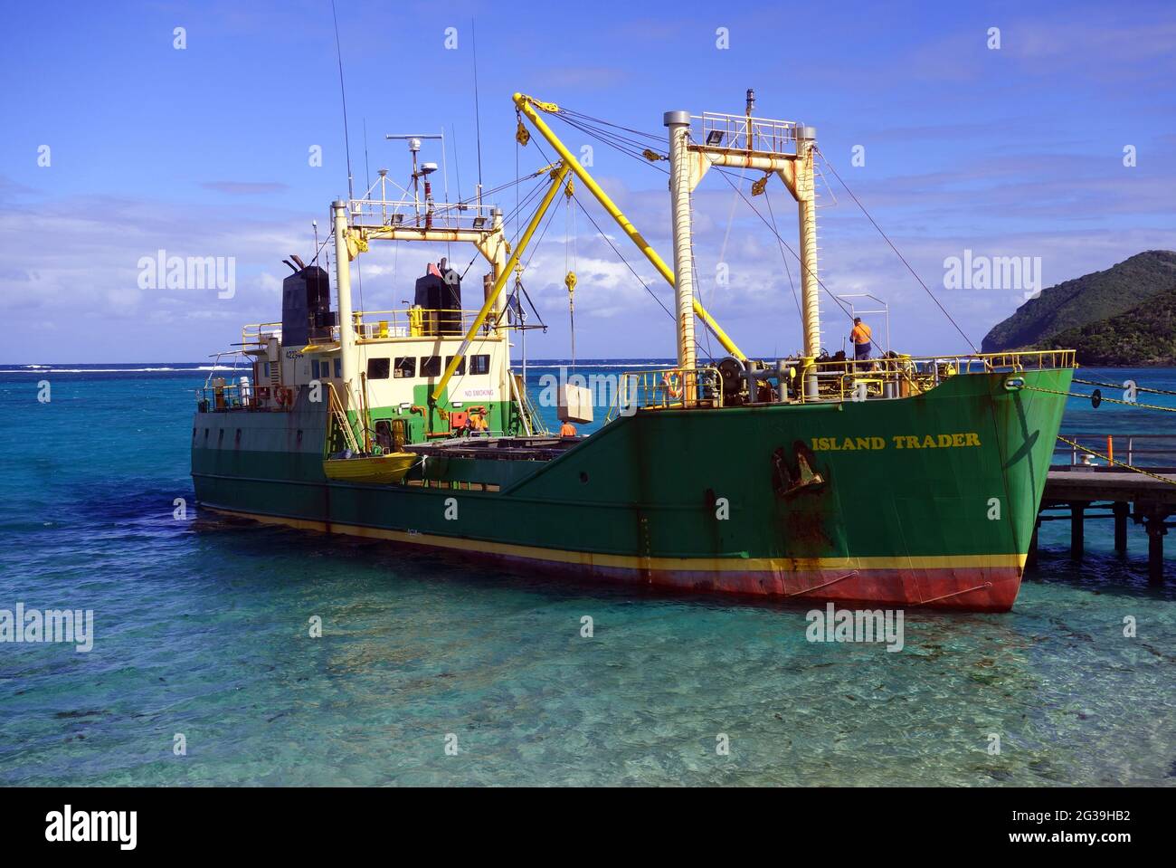 Nachlieferungsschiff The Island Trader beim Entladen am Steg, Lord Howe Island, NSW, Australien. Keine PR oder MR Stockfoto