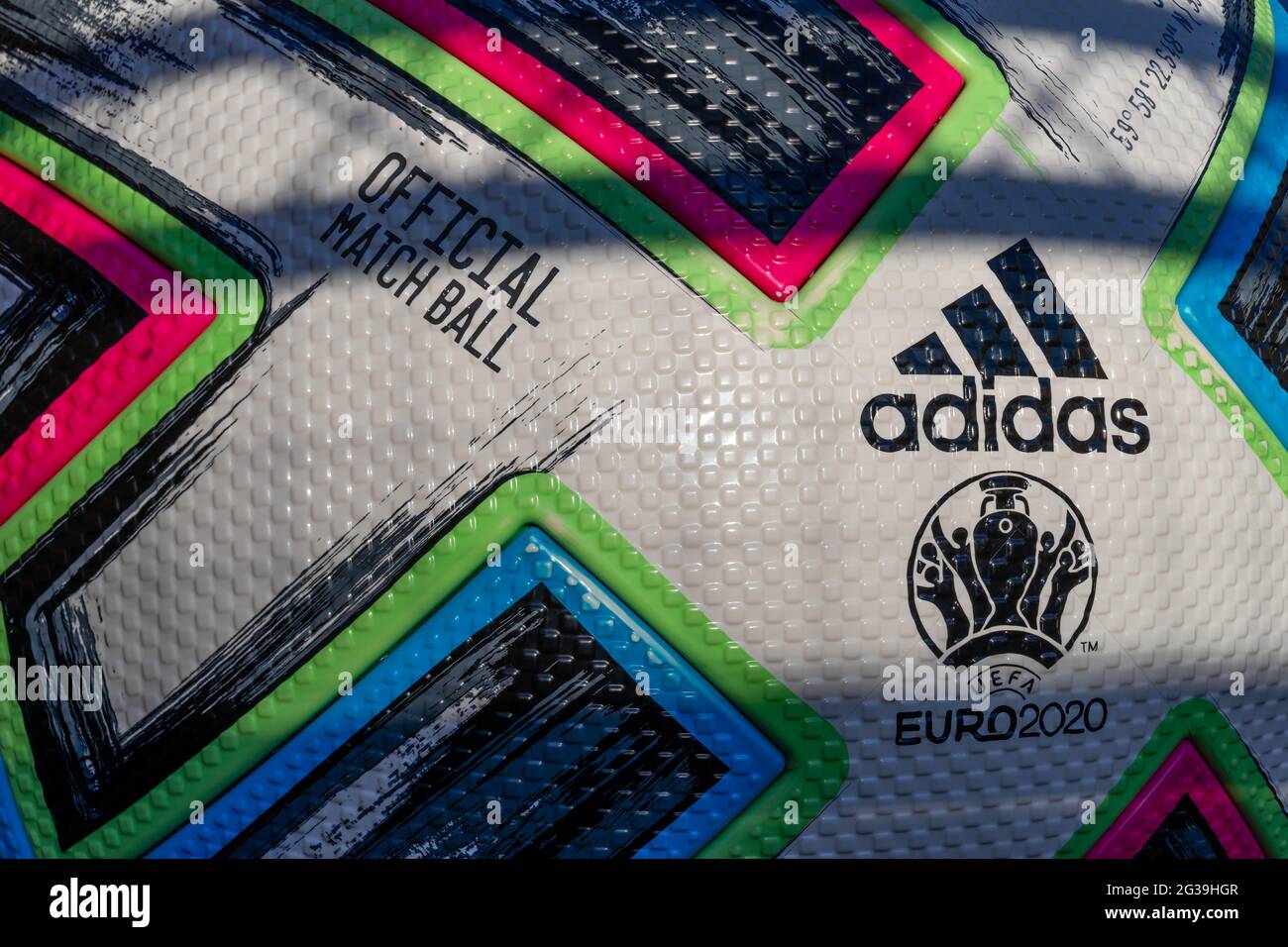 Nahaufnahme des offiziellen Spielballs der uefa-Europameisterschaft 2020 mit adidas-Logo in einer Fanzone in St. Petersburg, Russland Stockfoto