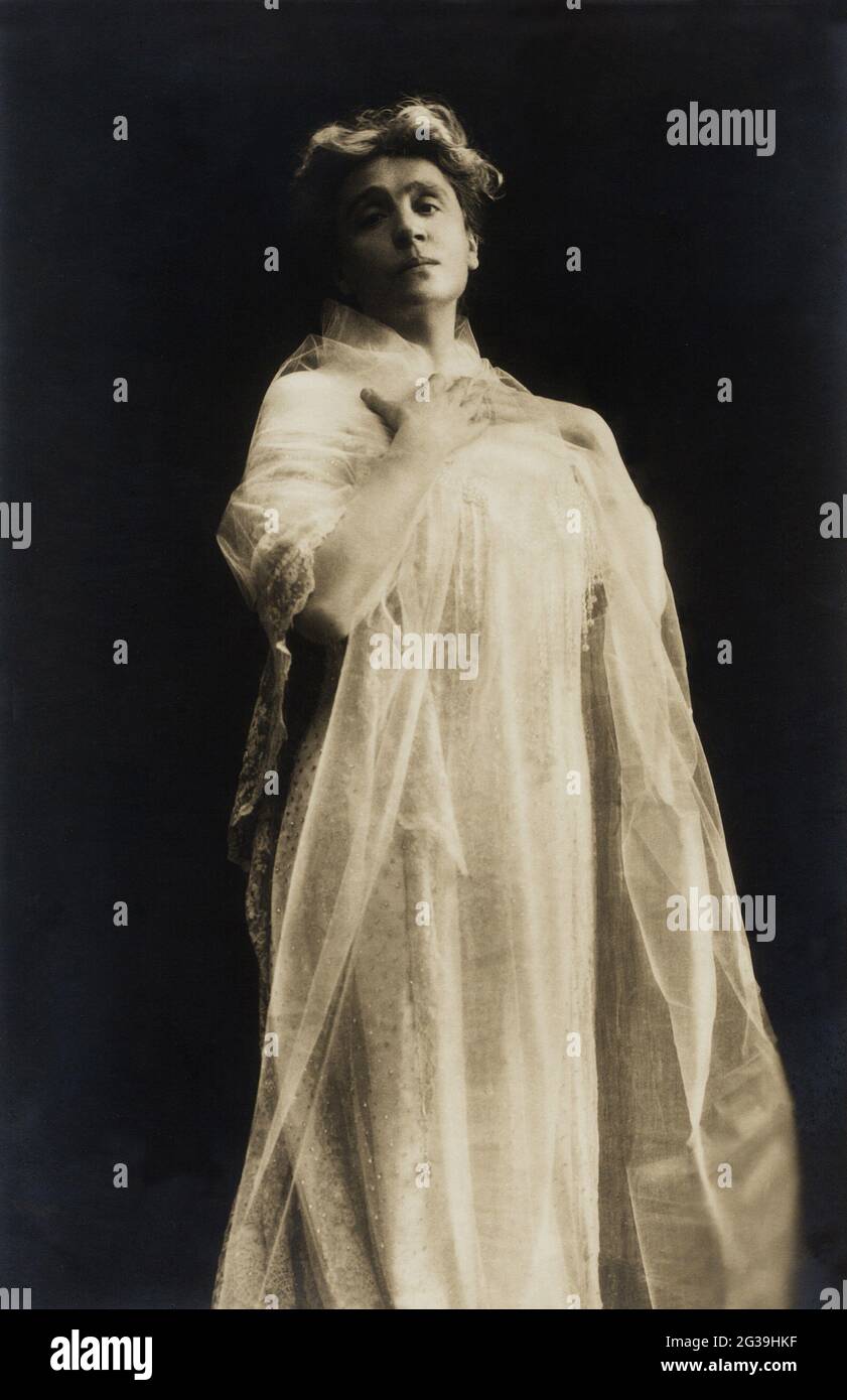 1895 ca., ITALIEN : die berühmteste italienische Schauspielerin ELEONORA DUSE ( 1858 - 1924 ), Geliebte des Dichters GABRIELE D'ANNUNZIO . Foto von Mario Nunes Vais - THEATER - TEATRO - DANNUNZIO - D'ANNUNZIO - divina - attrice teatrale drammatica - velo - Schleier - Kollo - Hals - Tüll ---- Archivio GBB Stockfoto