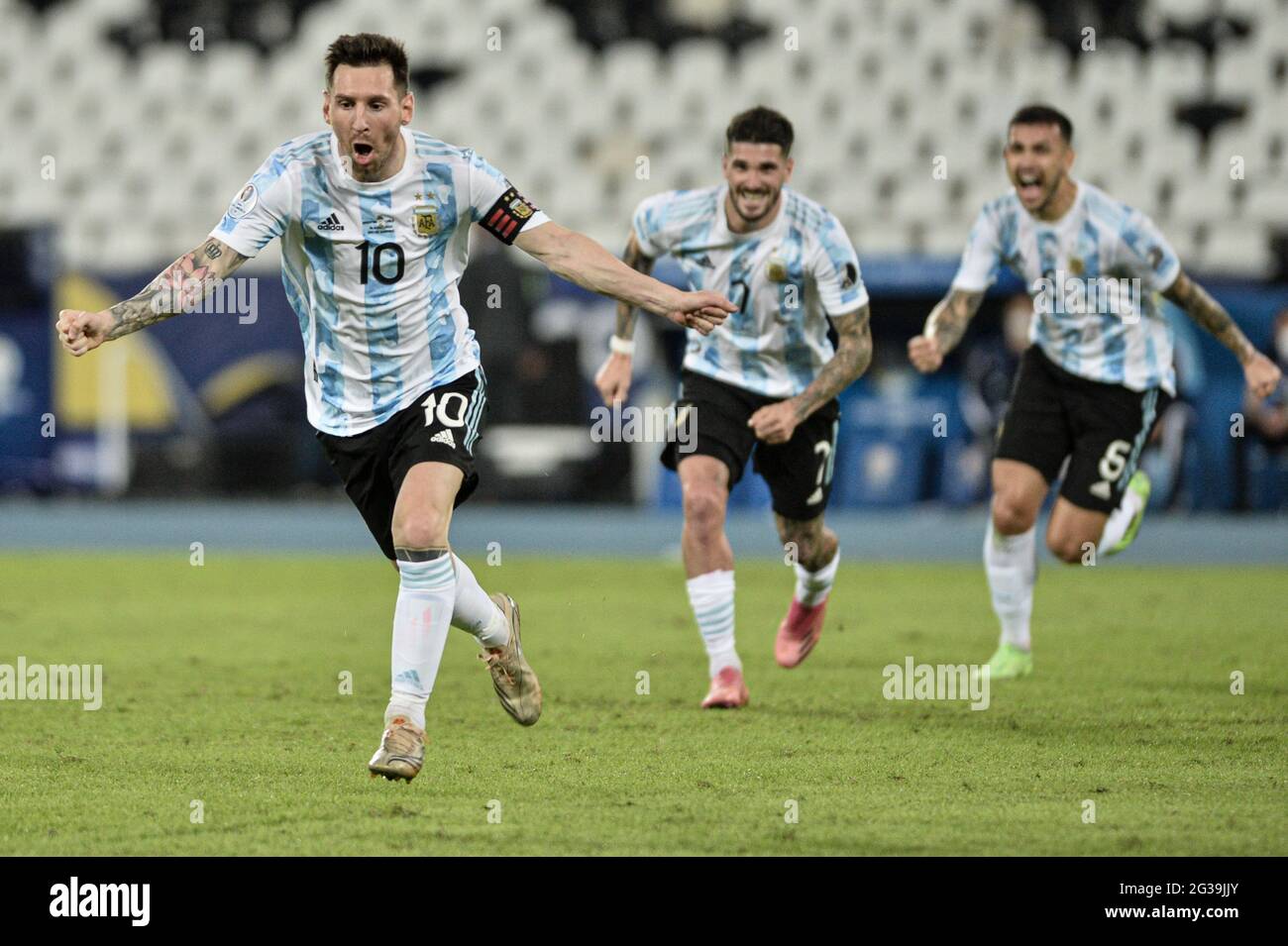 Rio De Janeiro, Brasilien. Juni 2021. Messi punktet während des Spiels zwischen Argentinien und Chile, gültig für die erste Runde der Copa America Brazil 2021, die am Montag im Nilton Santos Stadium, Rio de Janeiro/RJ, ausgetragen wurde (14). Kredit: Nayra Halm/FotoArena/Alamy Live Nachrichten Stockfoto