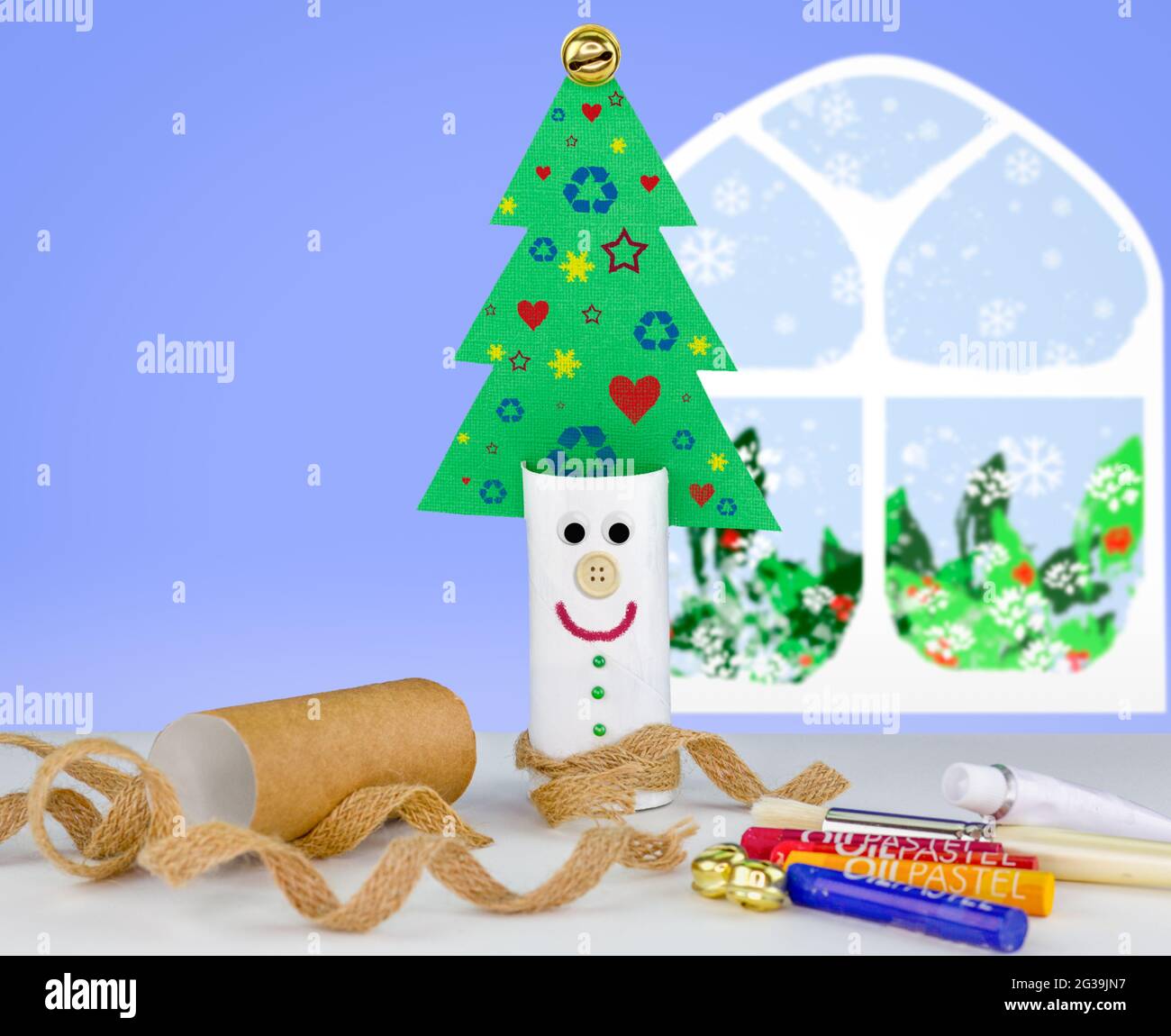 Recyceln Toilettenpapierrolle, dekoriert und wiederverwendet, um Spaß Weihnachtsbaum Dekoration mit lächelndem Gesicht, hausgemachte skurrile Handwerk Spaß zu machen. Stockfoto