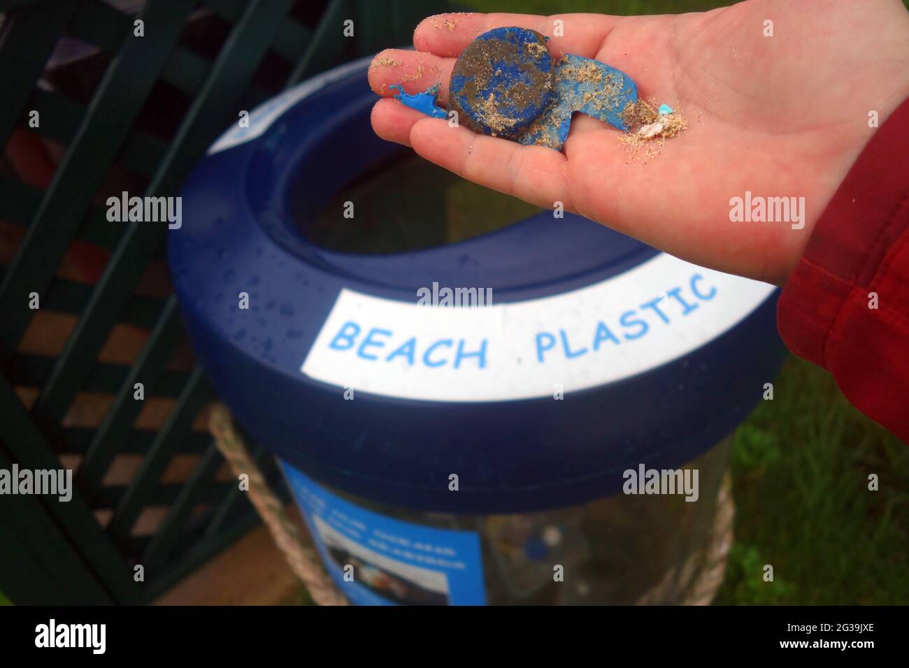 Beitrag zum Plastiksammelbehälter am Strand, Ned's Beach, Lord Howe Island, NSW, Australien. Kein MR oder PR Stockfoto