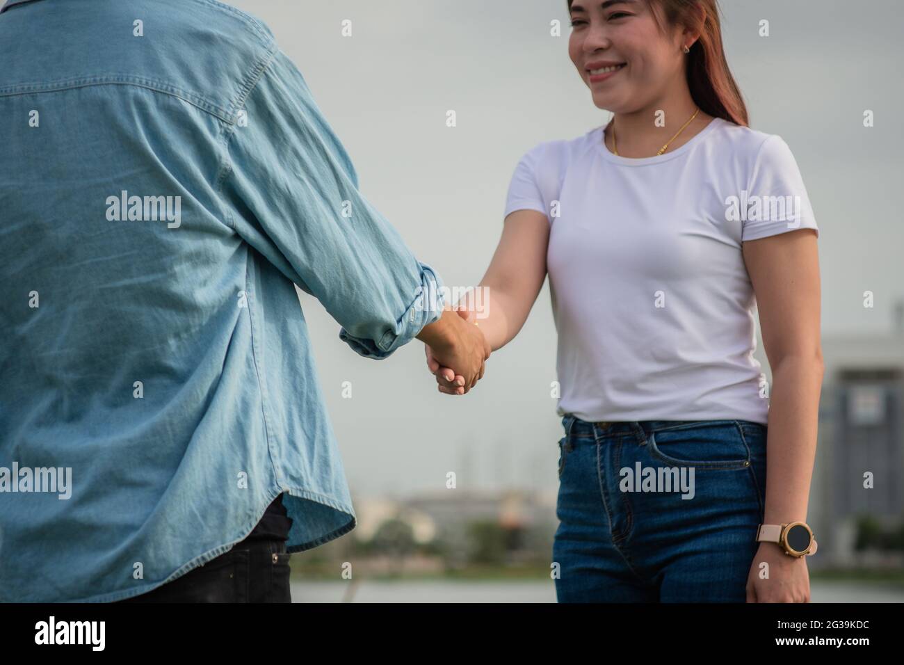 Zwei Personen schütteln die Hand Freundschaft im Freien, Konzept Hand schütteln Stockfoto