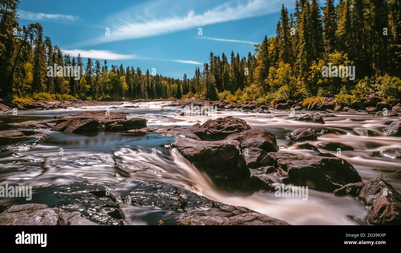 Schöner Fluss in Mauricie, Quebec, Kanada, Stromschnellen, lange Exposition Stockfoto