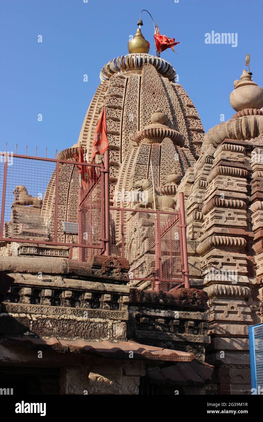 Vertikale Aufnahme des berühmten Lingaraja-Tempels in Indien Stockfoto