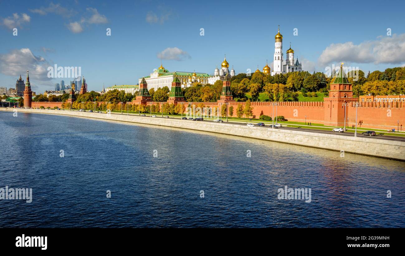 Ansicht des Moskauer Kremls aus Sofiyskaya Damm Stockfoto