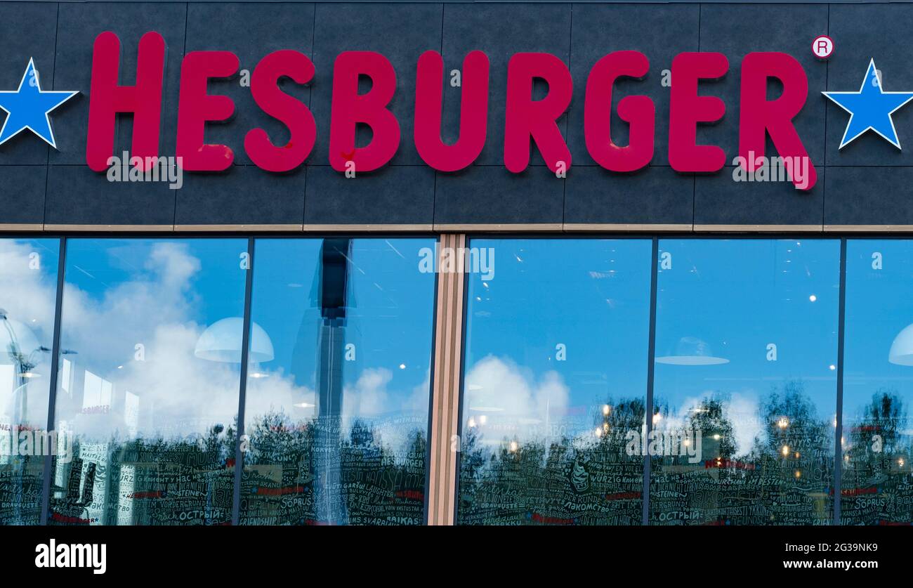 Kiew, Ukraine. Juni 2021. Das Logo des Hesburger Restaurants auf der façade des Gebäudes. Die finnische Restaurantkette Hesburger entwickelt sich in der Hauptstadtregion der Ukraine aktiv weiter. Von den fünfhundert Restaurants dieser Kette sind sieben in Kiew und der Region tätig. (Foto von Igor Golovniov/SOPA Images/Sipa USA) Quelle: SIPA USA/Alamy Live News Stockfoto