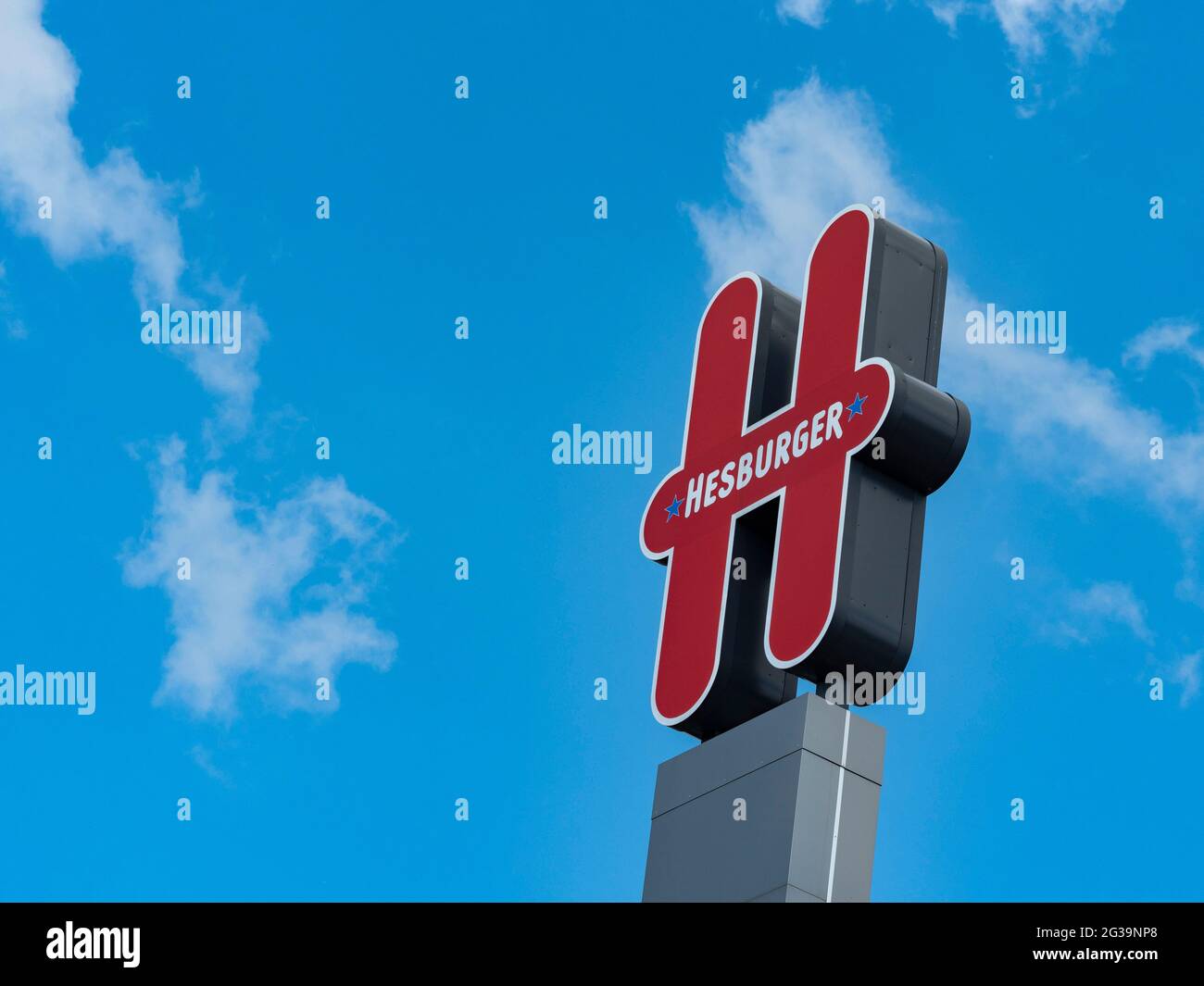 Kiew, Ukraine. Juni 2021. Gesamtansicht des Hesburger Logos gegen den blauen Himmel. Die finnische Restaurantkette Hesburger entwickelt sich in der Hauptstadtregion der Ukraine aktiv weiter. Von den fünfhundert Restaurants dieser Kette sind sieben in Kiew und der Region tätig. Kredit: Igor Golovniov/SOPA Images/ZUMA Wire/Alamy Live Nachrichten Stockfoto
