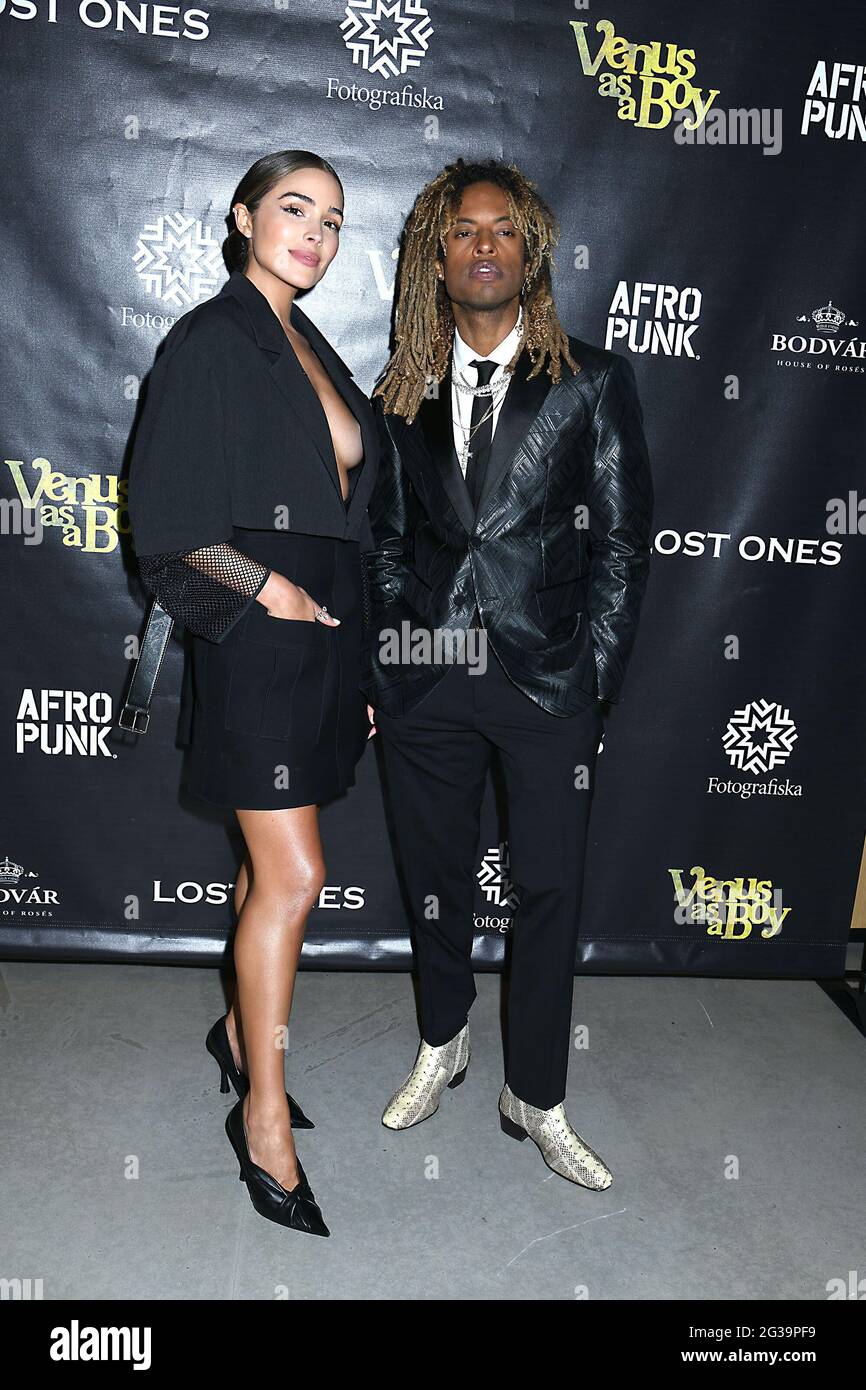 Olivia Culpo im schwarzen Kleid von Louis Vuitton und Ty Hodges nehmen am 14. Juni 2021 an der Vorführung von „Venus als Junge“ auf dem Roten Teppich des Tribeca Festivals 2021 in der Fotografiska New York in New York, New York, Teil. Foto von Robin Platzer/Twin Images Telefonnummer 212-935-0770 Robin Platzer/ Twin Images/ SIPA USA Stockfoto