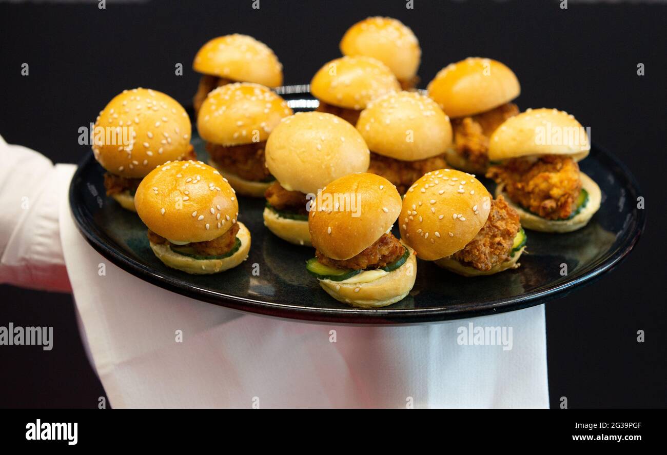 Mini-Burger bei einer Firmenfunktion Stockfoto